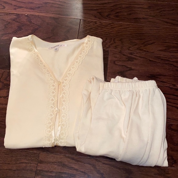 Victoria's Secret Other - Victoria’s Secret Cream lace Pj set - Small